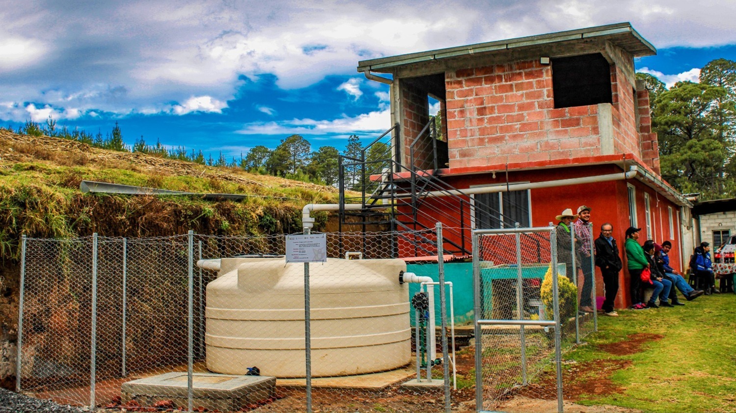 Dota CAEM con sistemas para captar agua de lluvia a familias de Amanalco