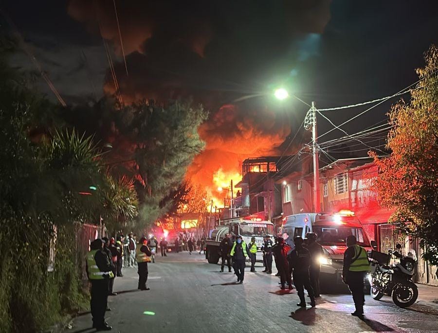 bomberos-de-ecatepec-trabajan-en-la-sofocacion-de-un-incendio-en-una-fabrica-de-solventes