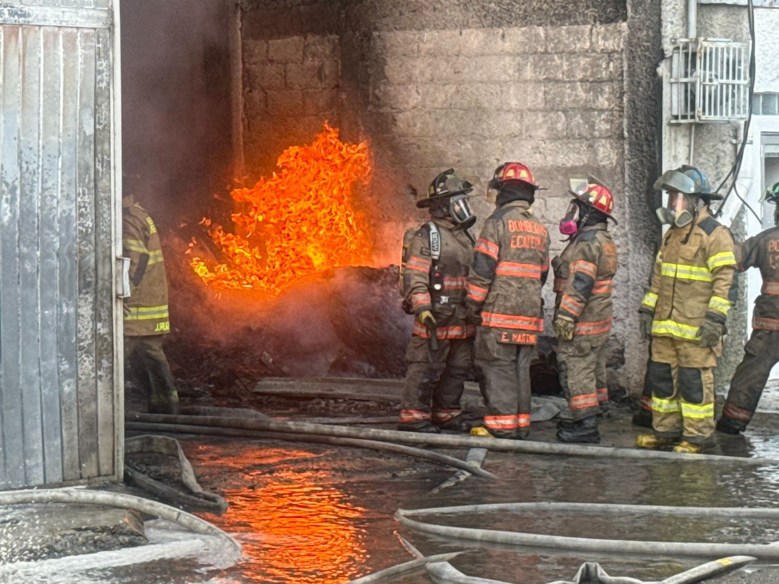 combaten-el-fuego-bomberos-de-ecatepec-en-bodega-de-carton