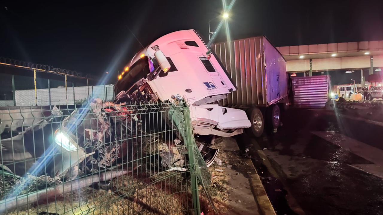 trailer-que-era-asaltado-choca-contra-caseta-de-cobro-de-tepotzotlan