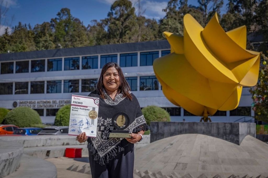 Galardonan a  egresada de  la UAEM por  fomentar labor  comunitaria  en defensa de  la nación otomí