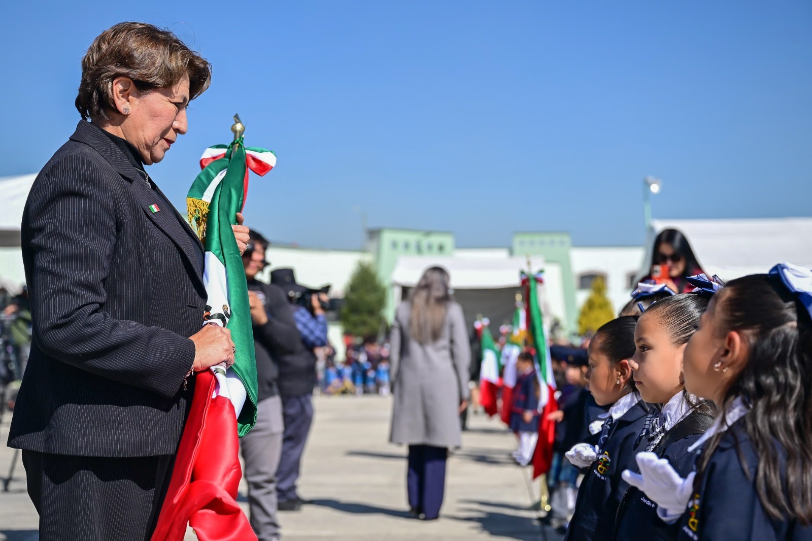 Piden unidad nacional y defensa de libertades al conmemorar el Día de la Bandera en Edomex