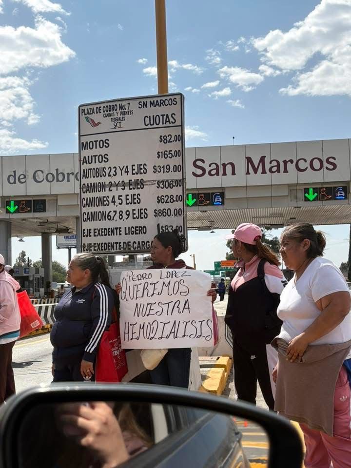 Familiares de pacientes del hospital Pedro López toman caseta de cobro por falta de insumos