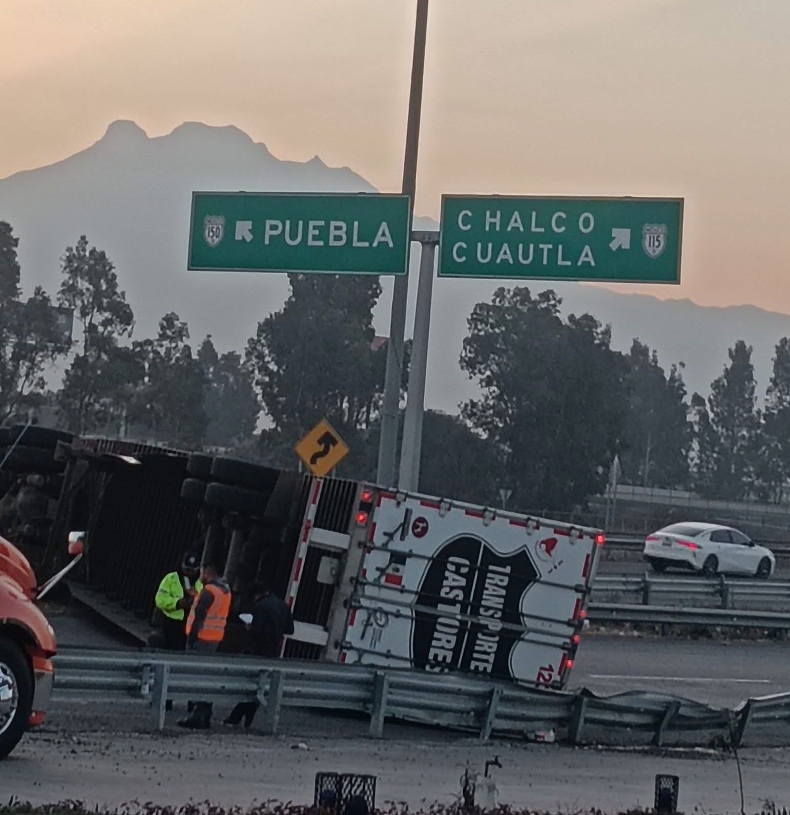 volcadura-de-trailer-provoca-caos-vial-en-circuito-exterior-mexiquense