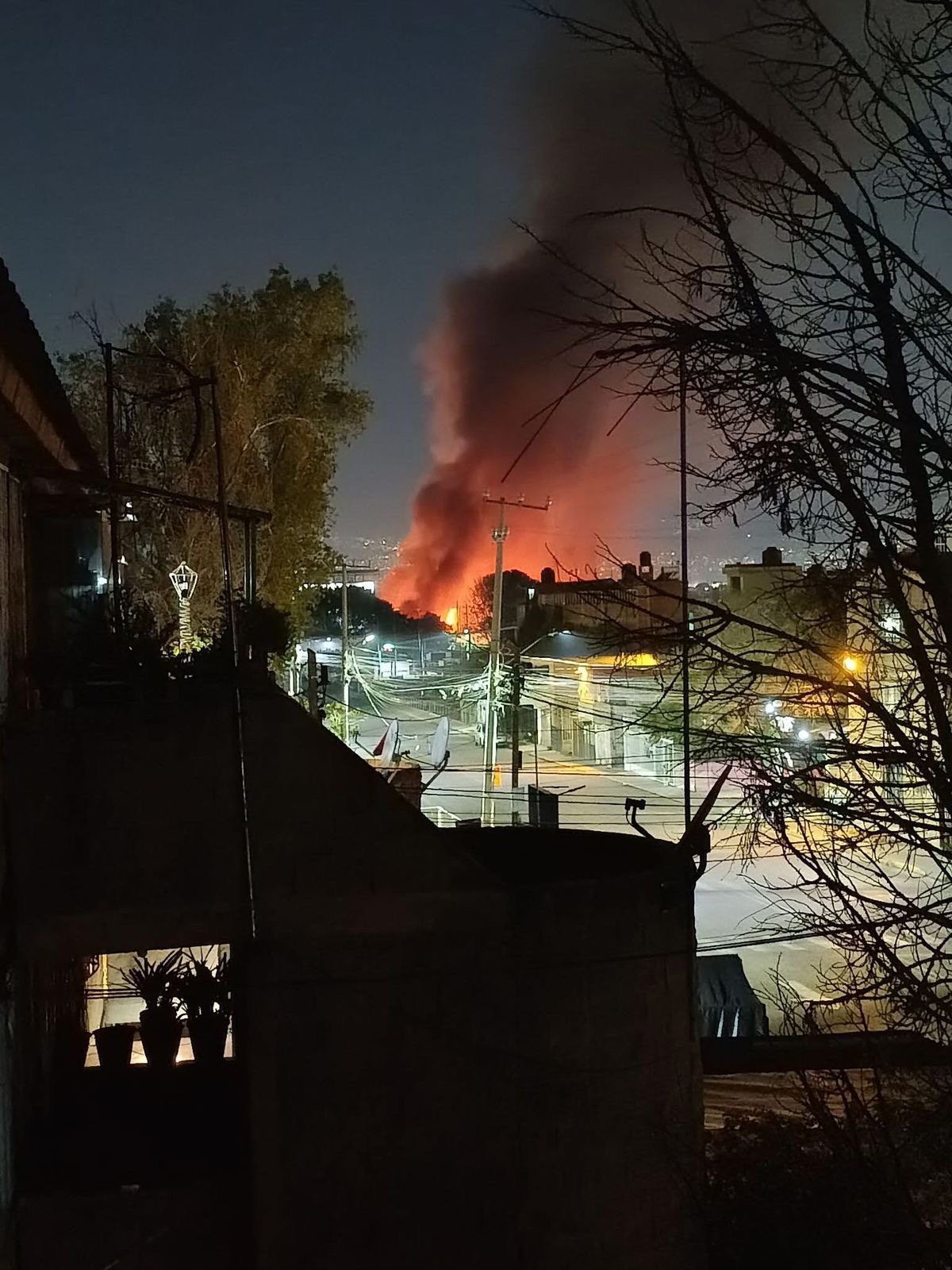 incendio-arrasa-la-central-de-abasto-en-ixtapaluca-tardan-4-horas-en-apagarlo