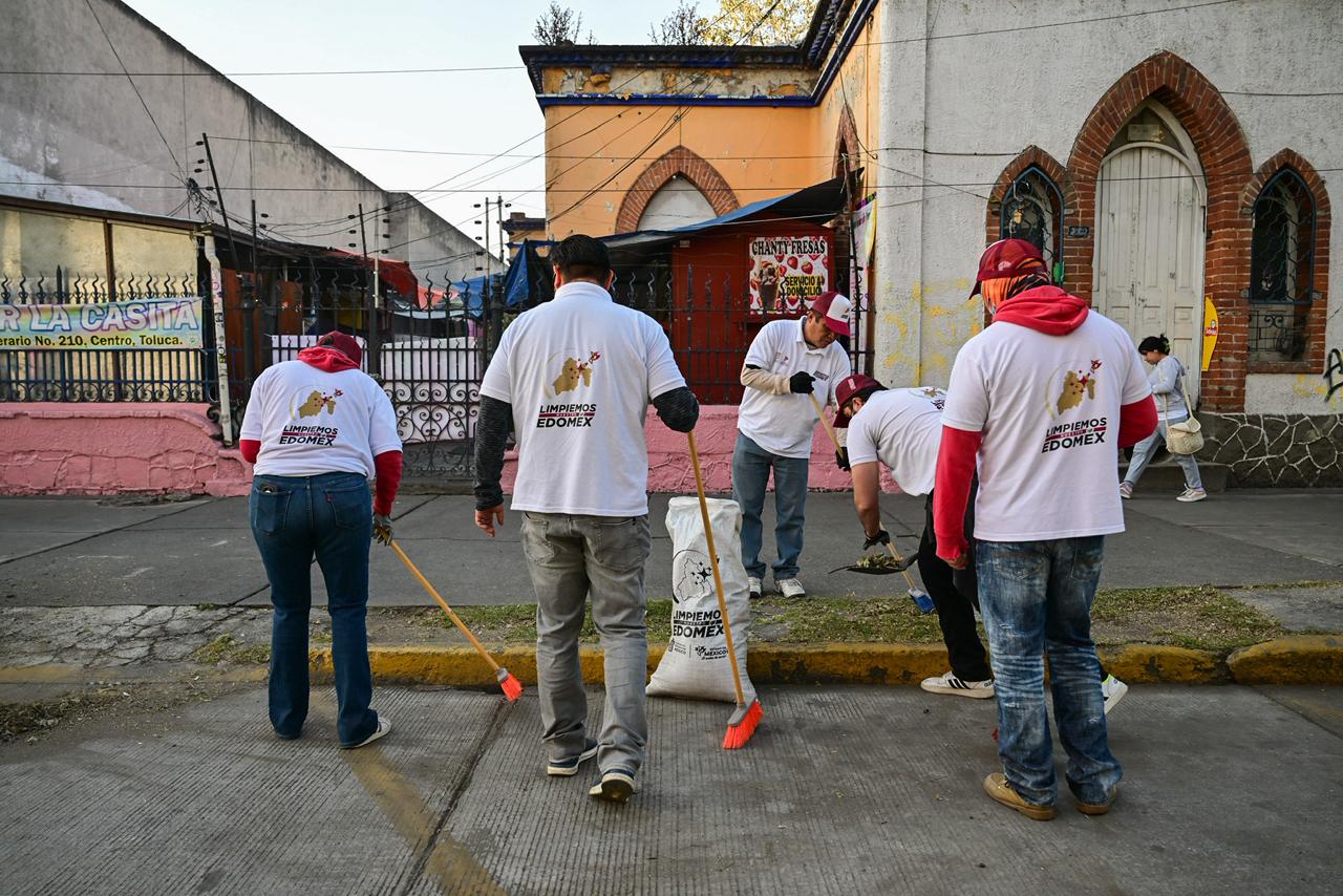 servidores-publicos-y-ciudadanos-limpian-la-avenida-instituto-literario-de-toluca