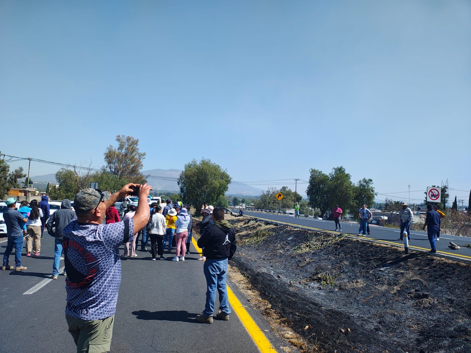 vecinos-bloquean-la-autopista-mexicopiramides-para-exigir-no-retirar-un-paradero