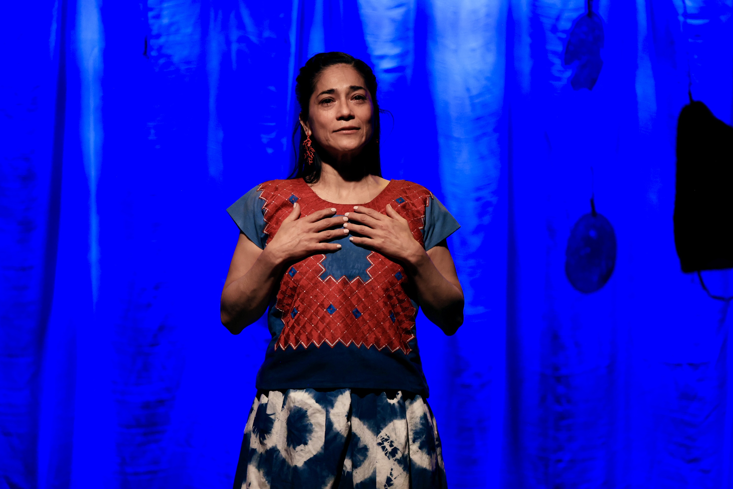 entre-memoria-y-resistencia-el-huipil-que-oculta-teje-identidad-desde-el-escenario