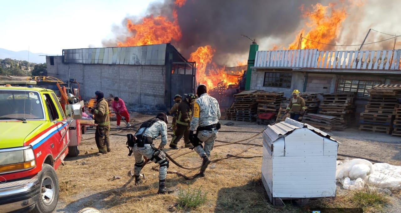 Fuerte incendio consume tarimera en Axapusco