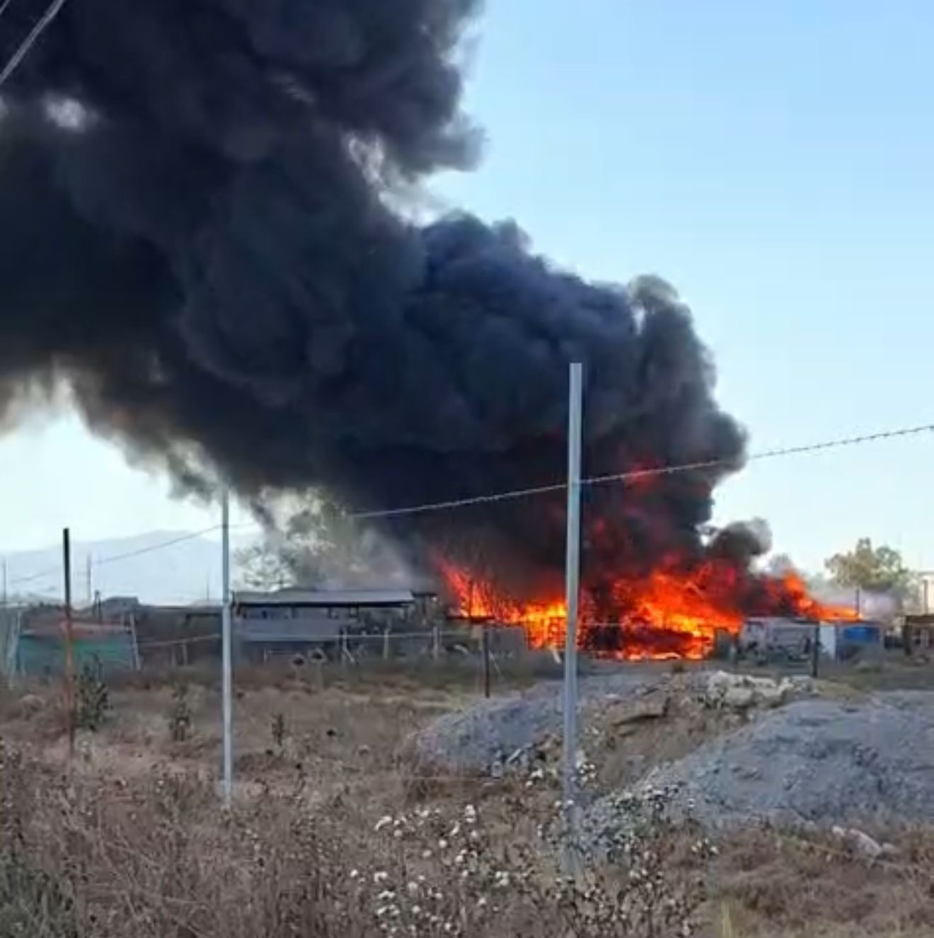 Fuerte incendio moviliza los servicios de emergencias en Tultitlán