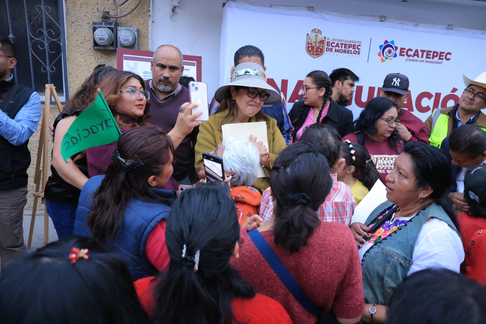 azucena-cisneros-tapa-los-hoyos-que-dejo-vilchis-colonos