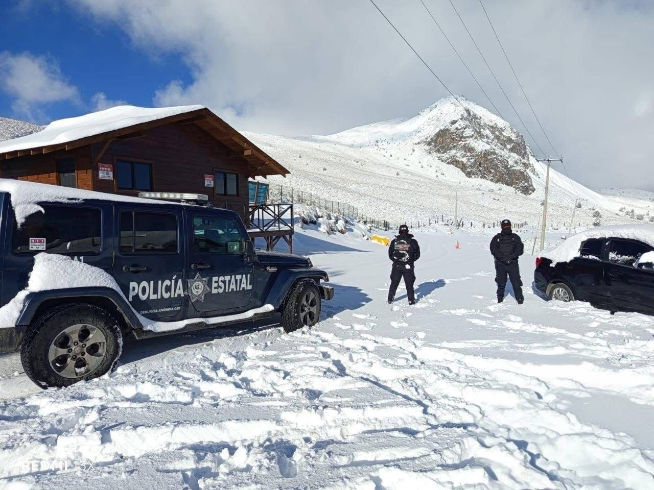 amanece-el-iztaccihuatl-y-el-popocatepetl-vestidos-de-nieve