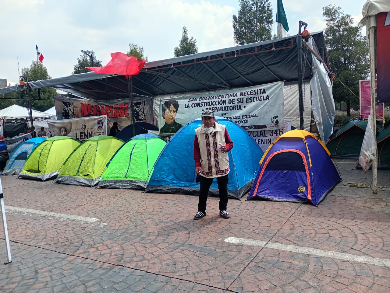 Basificación  a docentes y  construcción  de escuelas,  exige UPREZ  al GEM con  plantón frente  al Palacio  de Gobierno