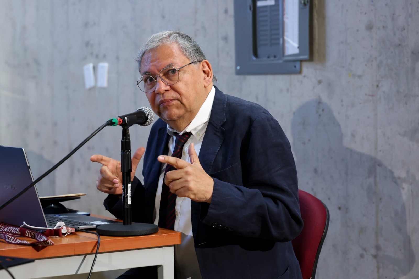 lauro-zavala-reflexiona-sobre-el-erotismo-y-violencia-en-el-cine-con-estudiantes-de-la-uaem