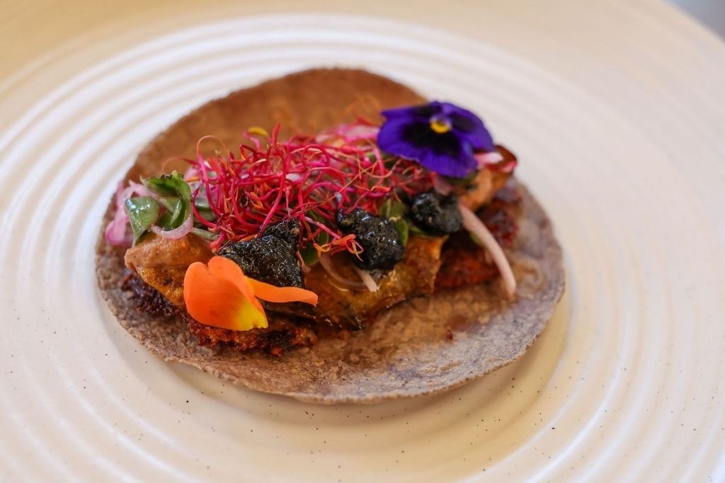 revolucionan-la-tradicion-dos-futuras-gastronomas-de-la-uaem-en-concurso-del-taco-con-historia