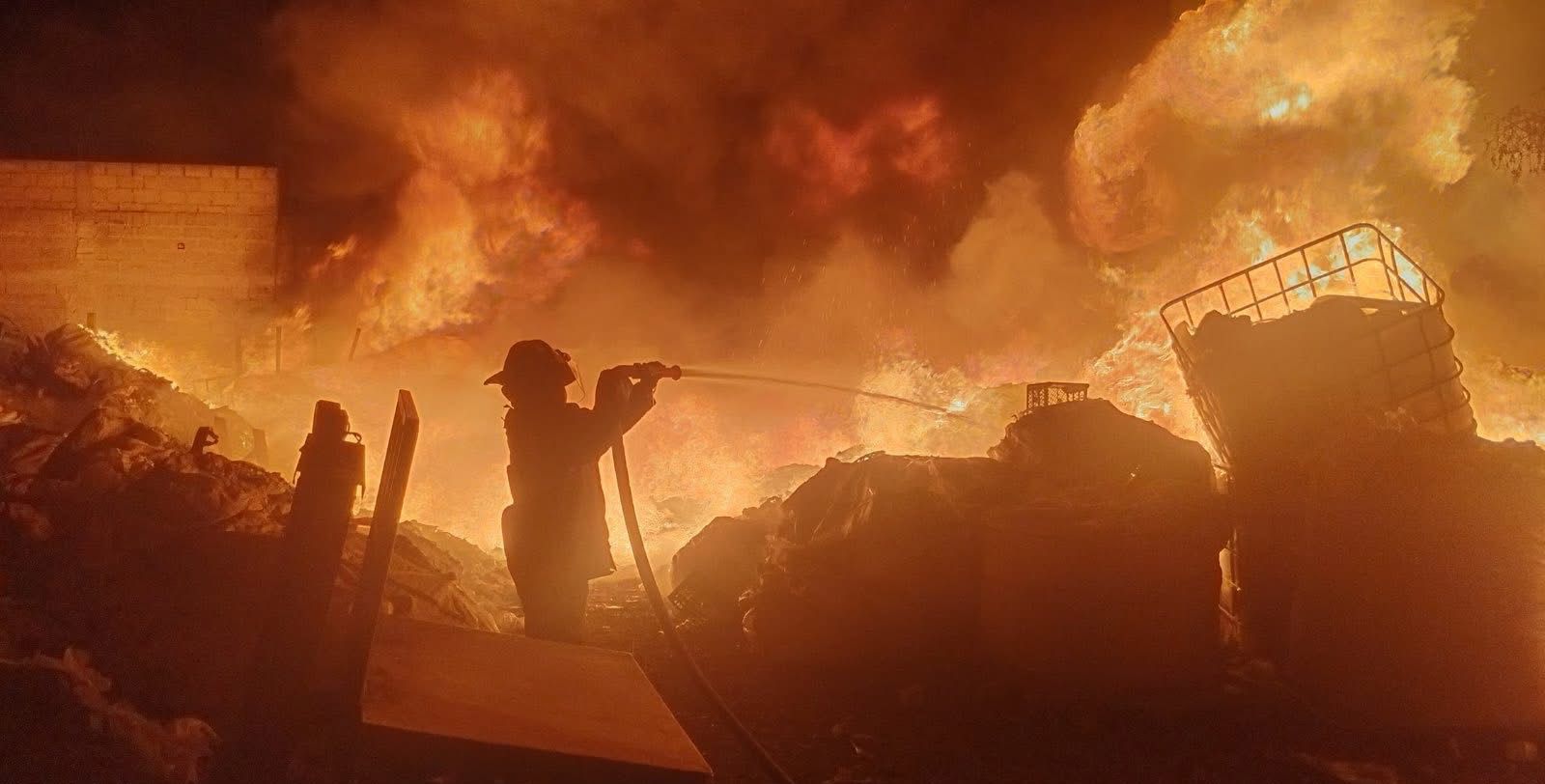 Se incendia basurero clandestino en Ecatepec