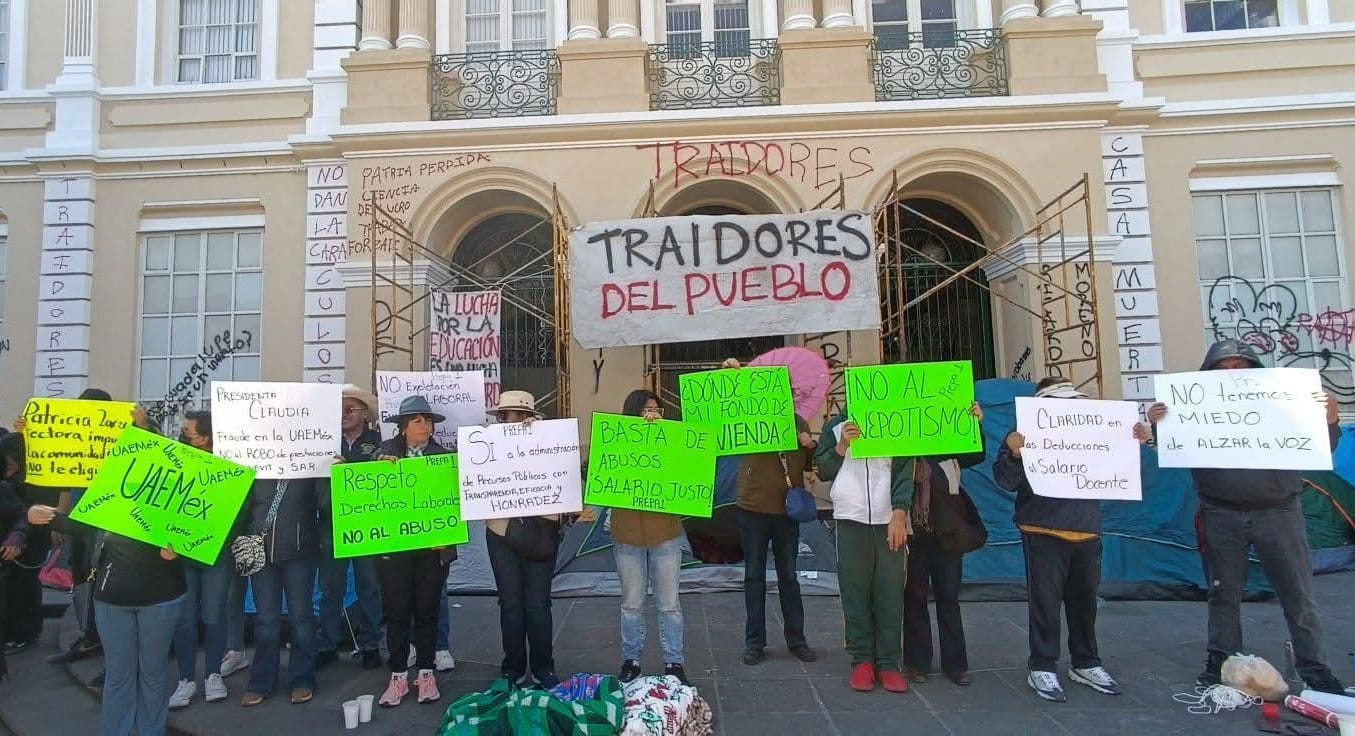 Inconformes  con gestión  de Zarza, se  manifiestan  estudiantes  y docentes  de la UAEM  en Edificio  de Rectoría