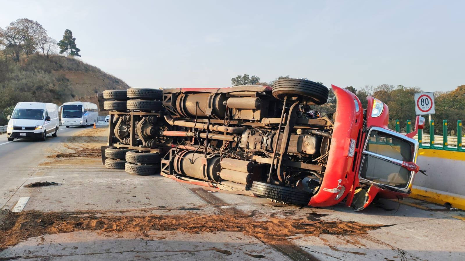volcadura-de-trailer-provoca-severo-caos-vial-en-la-mexicopuebla