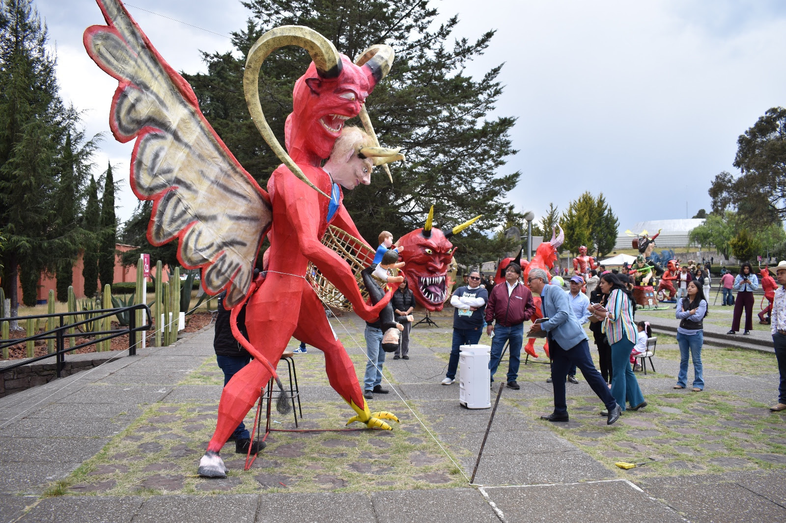 Premian a los creadores de tradicionales Judas en el CCM Toluca