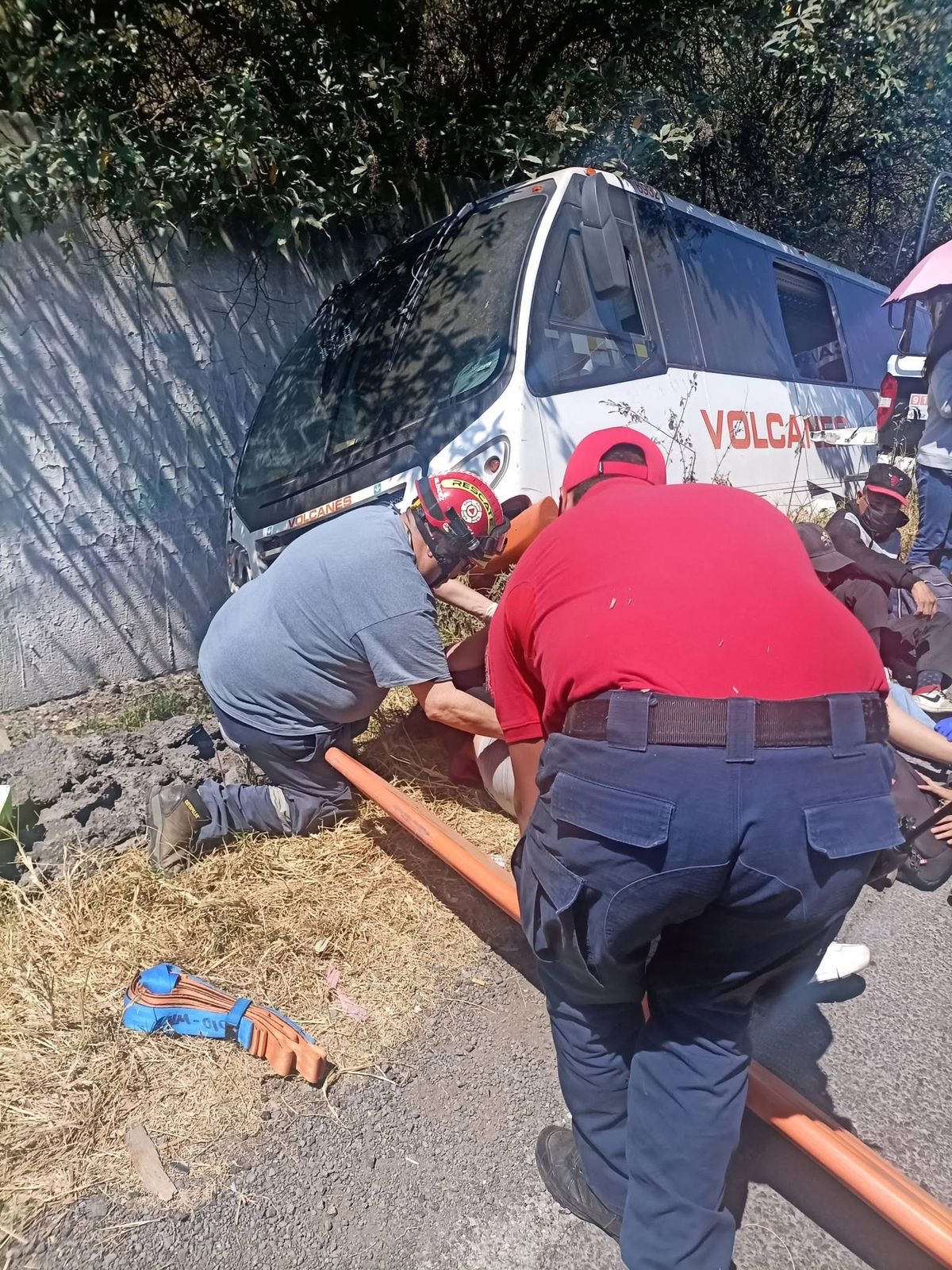 un-muerto-y-10-lesionados-deja-el-accidente-de-un-camion-de-pasajeros-en-zona-de-los-volcanes