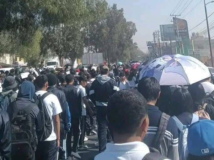Colapsa la México-Texcoco por protesta de alumnos y maestros
