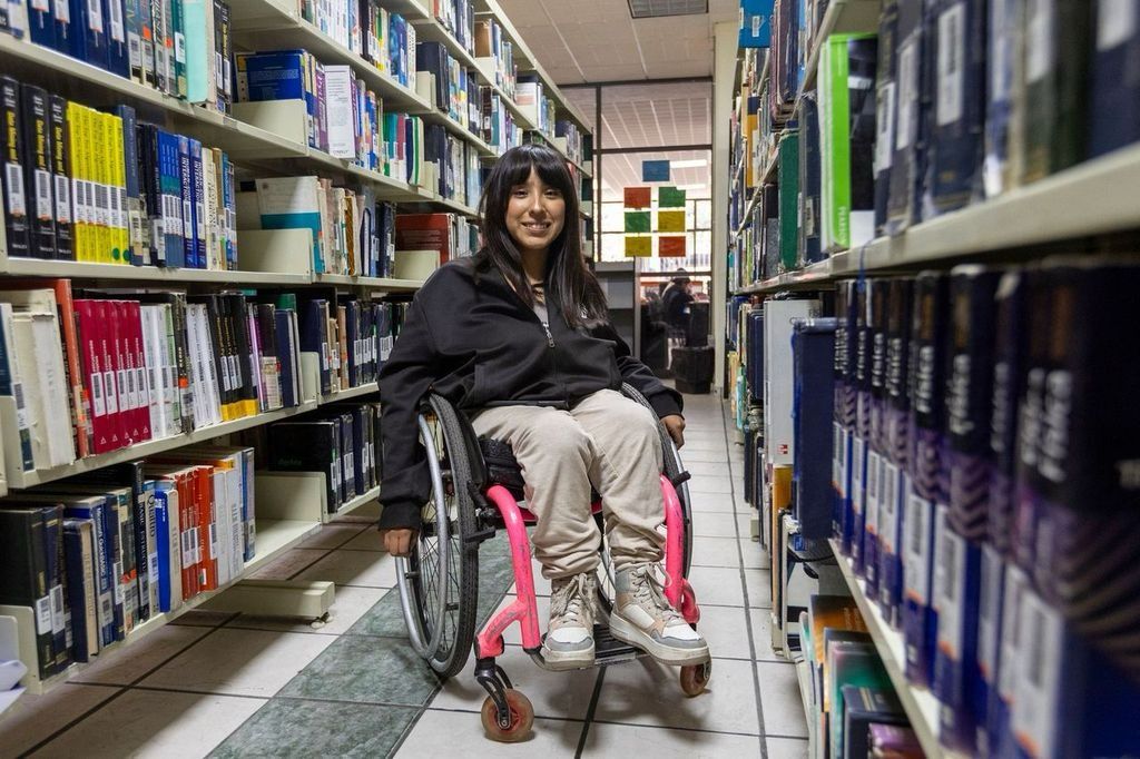 María Ávila, la estudiante de la UAEM con discapacidad que supera adversidades para cumplir sus sueños profesionales
