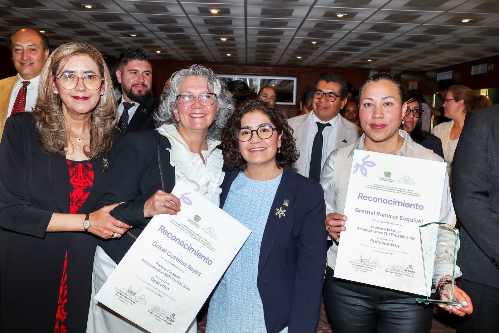 rectora-martha-zarza-entrega-presea-a-la-mujer-administrativa-y-llama-que-se-construya-una-uaem-paritaria-en-comunidad