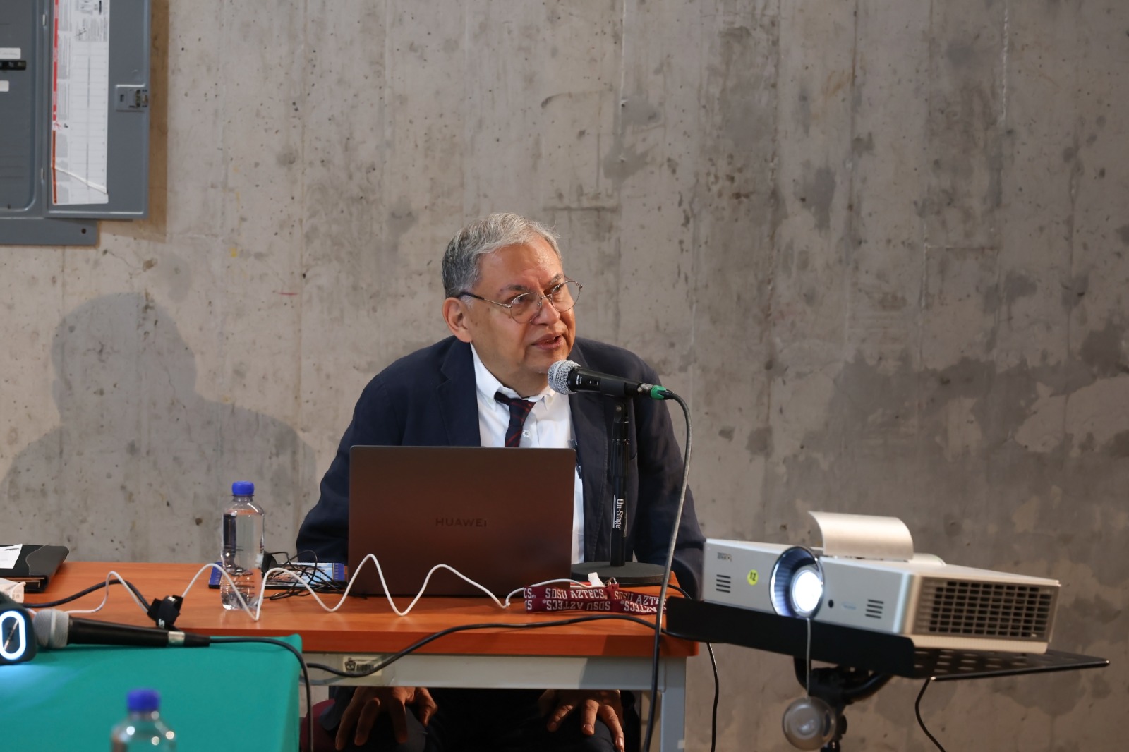 lauro-zavala-reflexiona-sobre-el-erotismo-y-violencia-en-el-cine-con-estudiantes-de-la-uaem