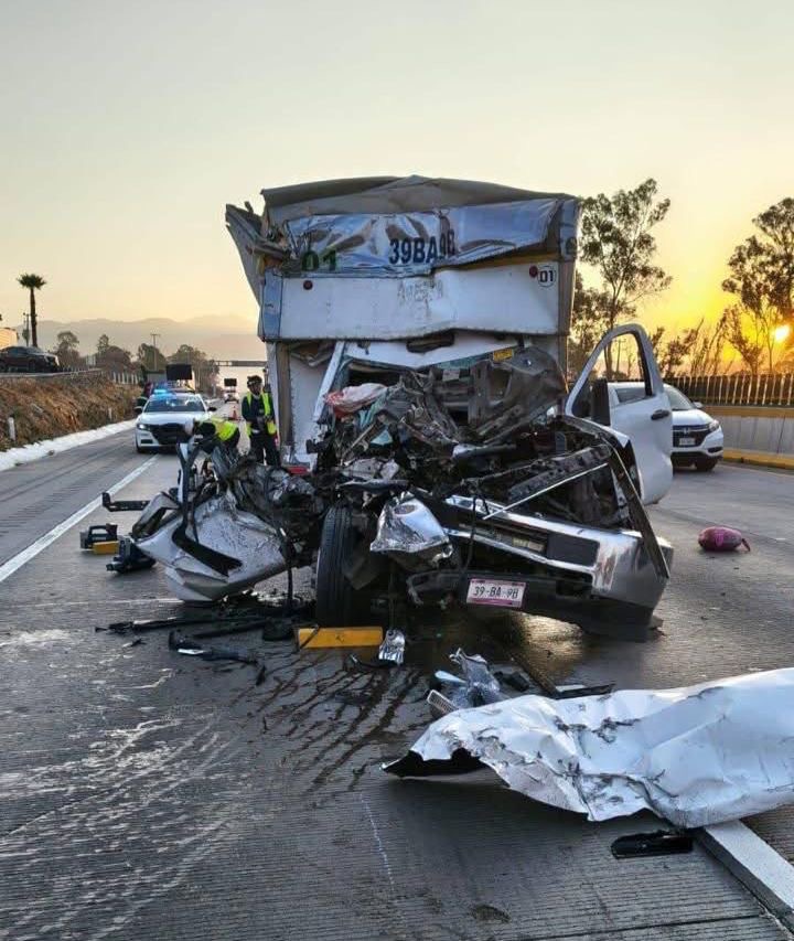 aparatoso-choque-deja-una-persona-lesionada-y-severo-caos-vial-en-la-mexicopuebla