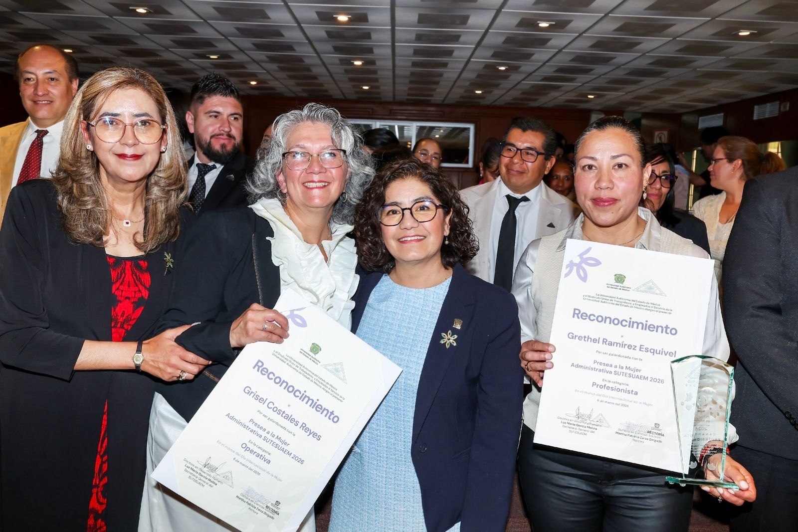 rectora-martha-zarza-entrega-presea-a-la-mujer-administrativa-y-llama-que-se-construya-una-uaem-paritaria-en-comunidad