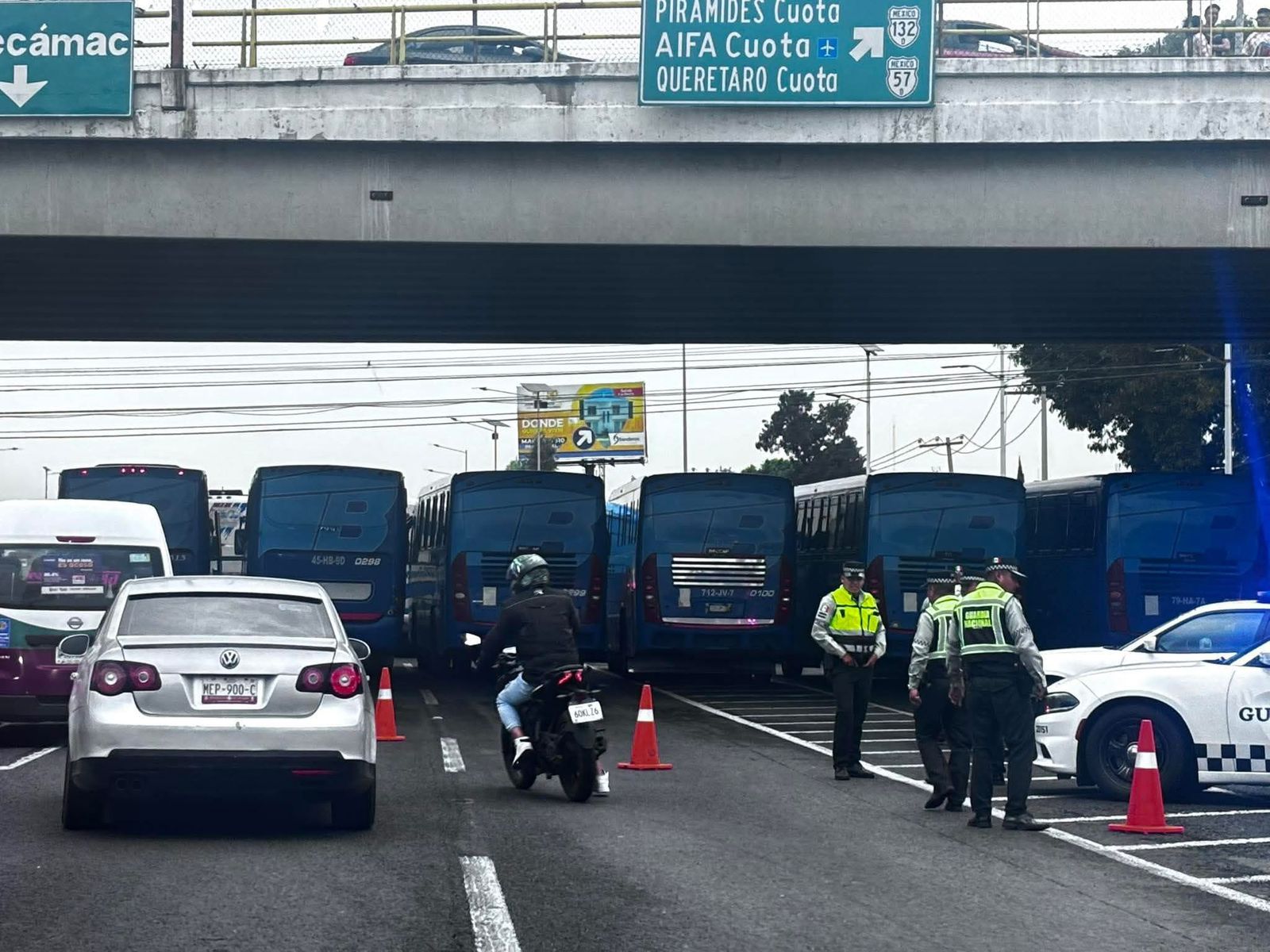 operadores-de-transporte-de-pasajeros-bloquean-la-mexpachuca-para-exigir-seguridad-al-gobierno