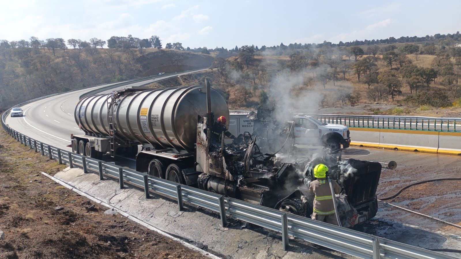 cierran-la-mexicopuebla-por-incendio-de-cabina-de-una-pipa
