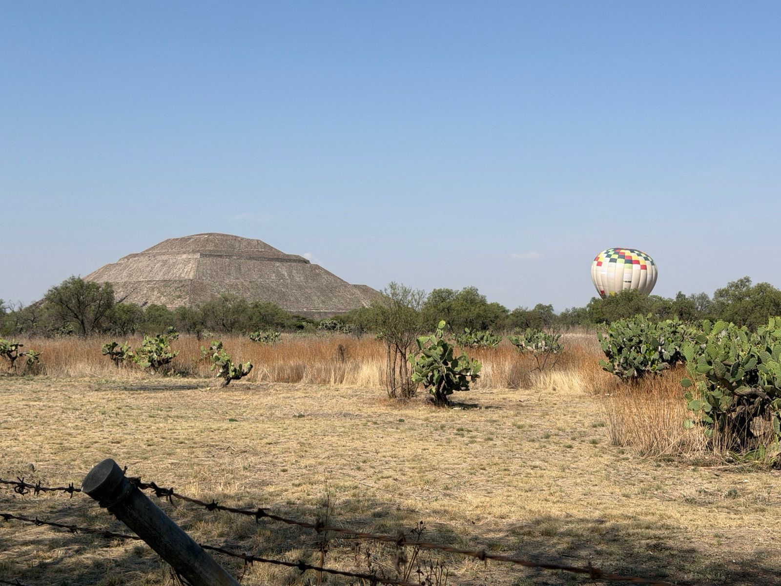 angustia-en-teotihuacan-por-aterrizaje-forzoso-de-un-globo-aerostatico-tripulantes-salen-ilesos