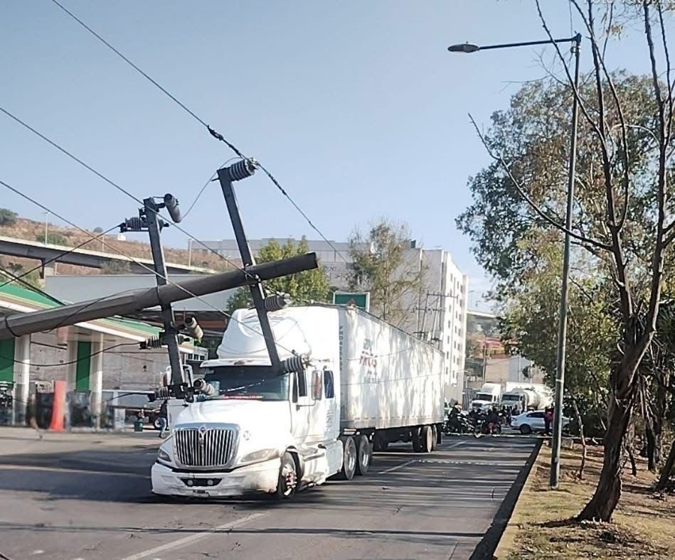 trailer-derriba-porte-de-luz-y-provoca-caos-bola-en-la-gustavo-baz