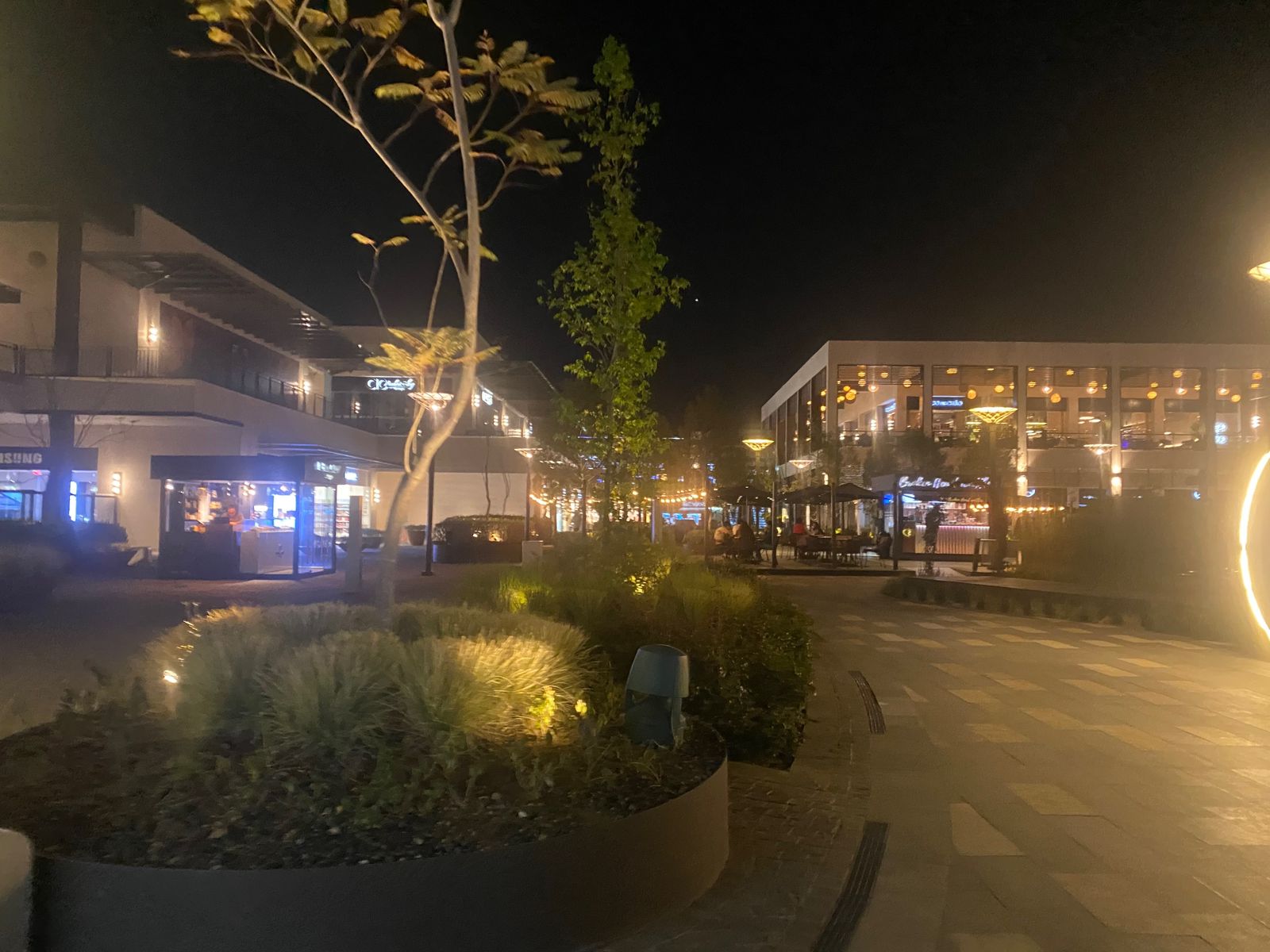 Asalto en Town Square: Lesionan a guardia y huyen