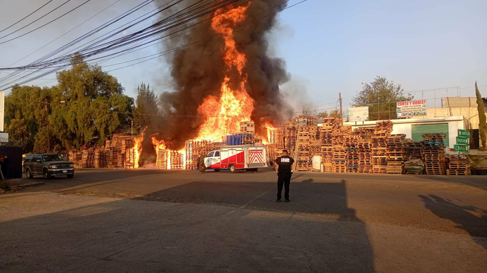 arde-bodega-de-tarimas-en-cuautitlan-izcalli-acuden-bomberos-de-4-municipios-para-sofocar-el-incendio