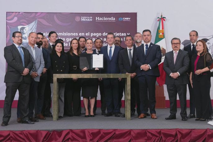 Sheinbaum firma acuerdo para reducir comisiones en pagos de gasolina y diésel con tarjetas y vales; busca apoyar la economía familiar