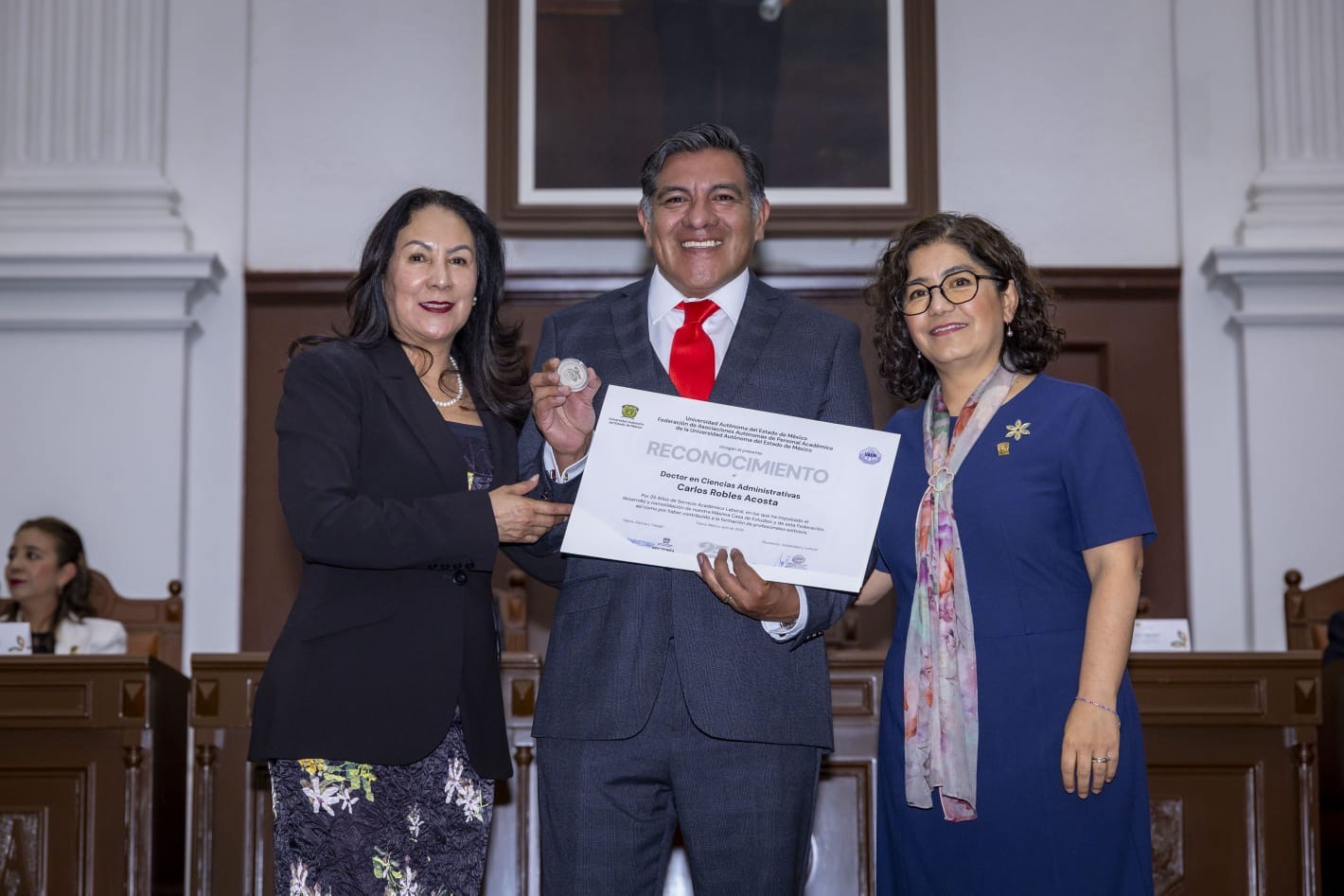 Reconocen  a docentes  con más   de 25 años   al servicio   de la UAEM