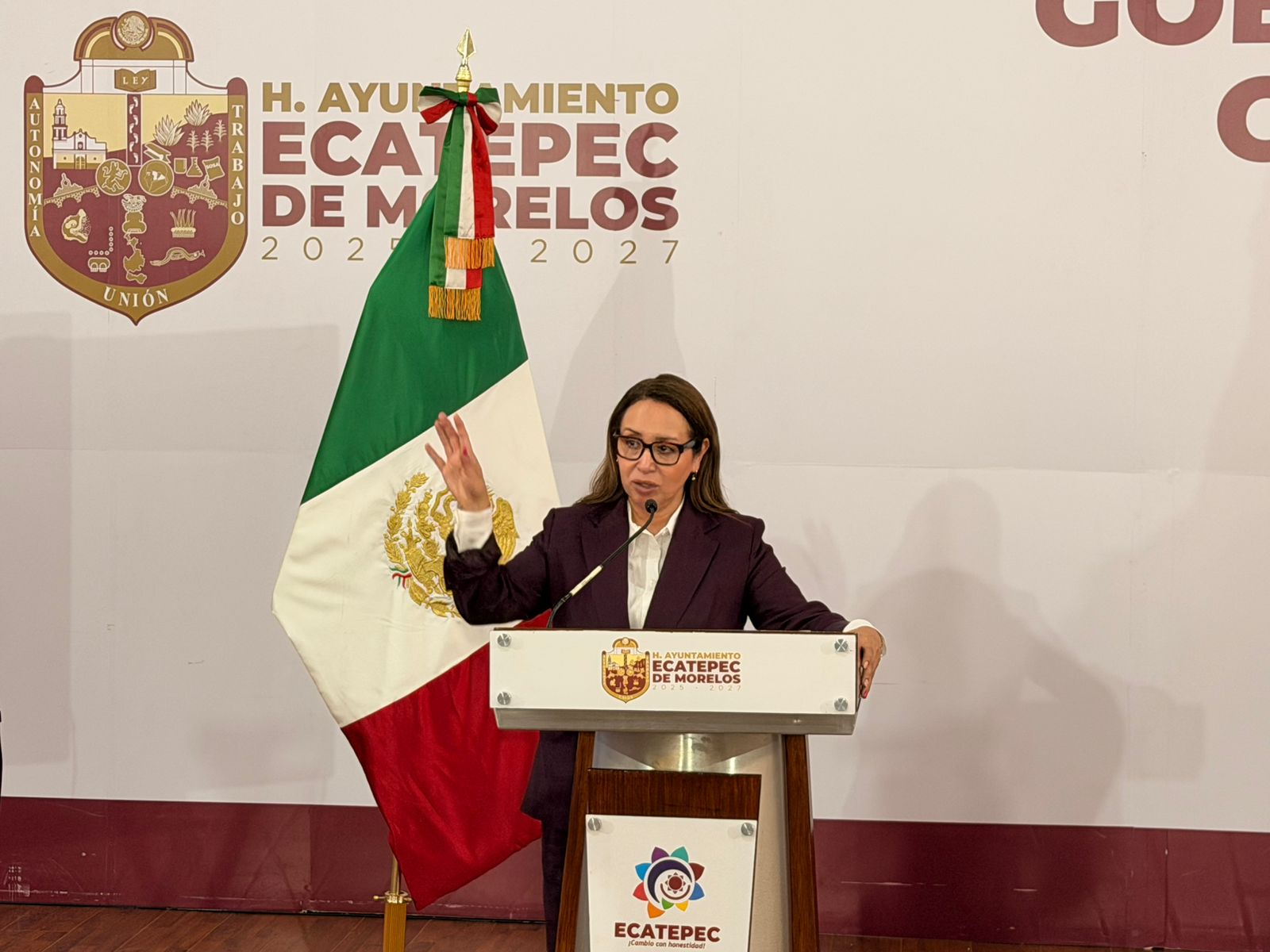 azucena-va-por-mas-de-2-mil-calles-pavimentadas-en-ecatepec-durante-2026