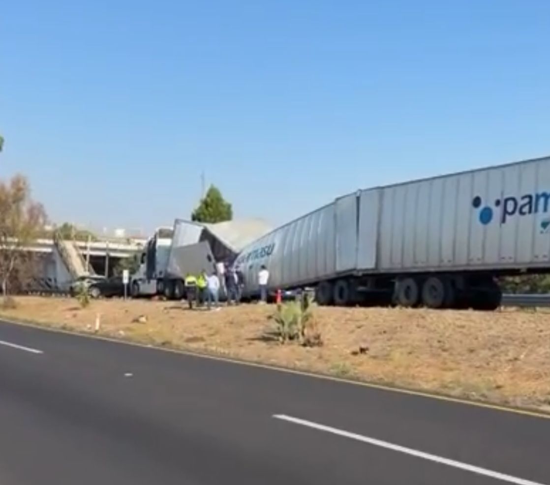 se-parte-caja-de-trailer-y-provoca-choque-multiple-en-la-mexicopiramides