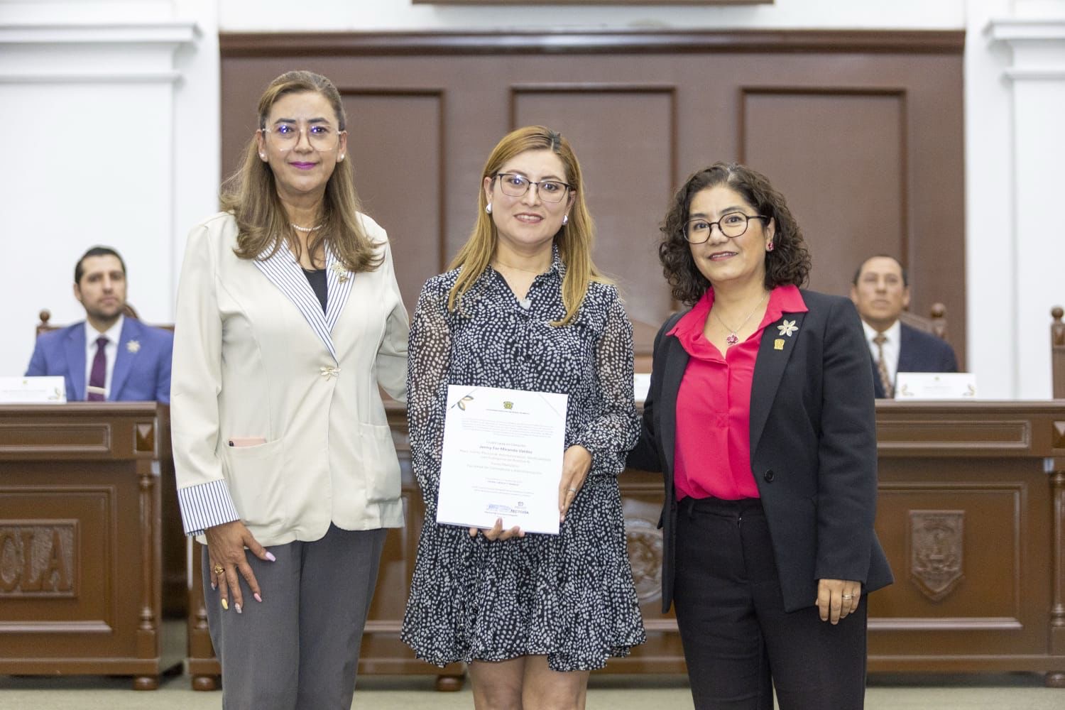 Rectora otorga 74 bases a trabajadores de la UAEM; 52%, mujeres