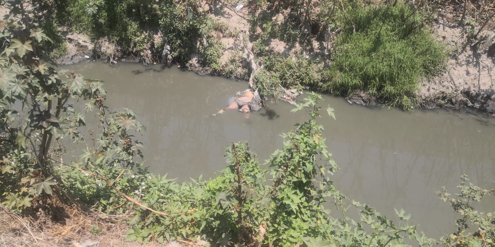 Hallan cuerpo flotando en canal de aguas negras en Tultitlán