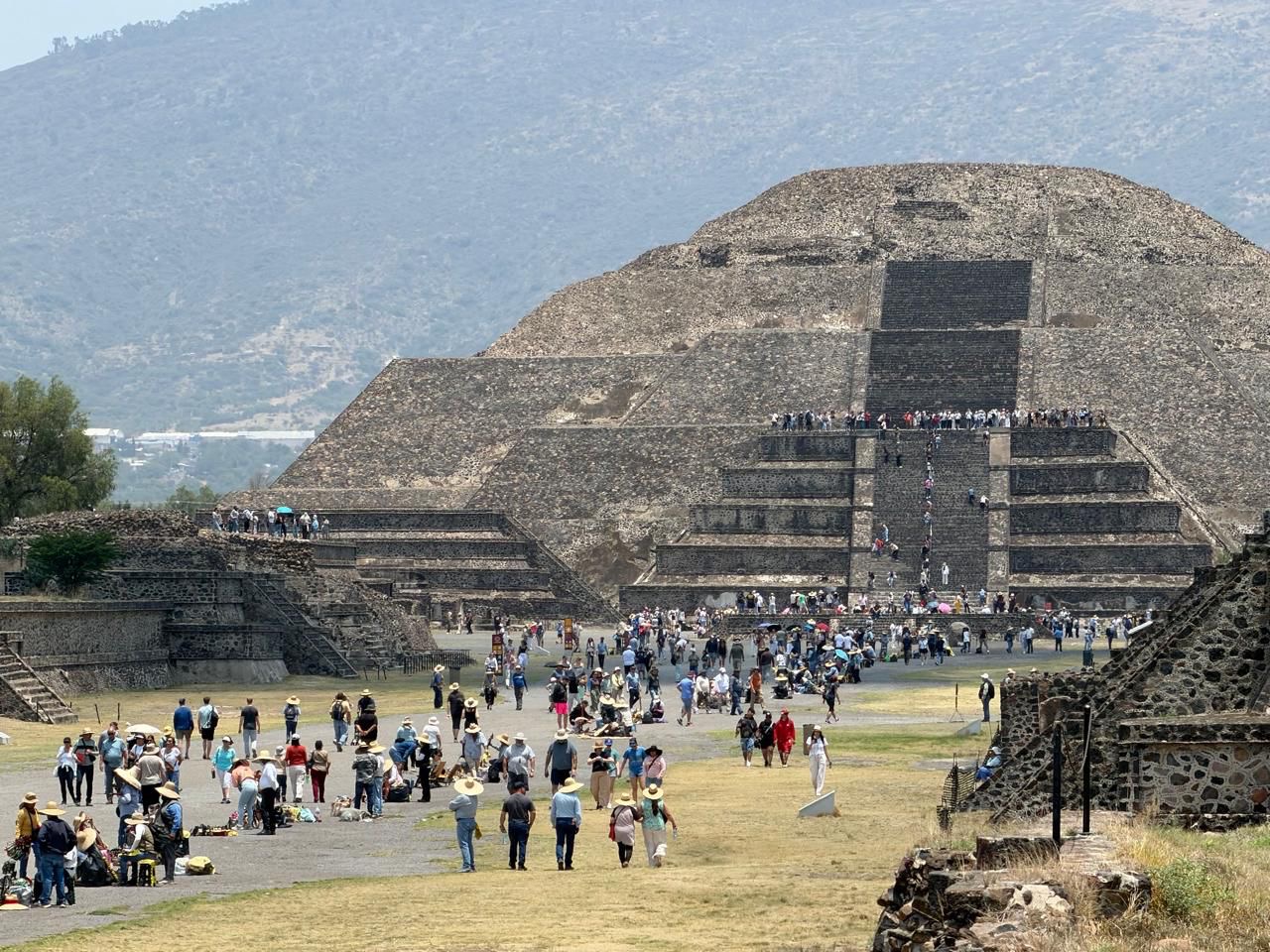 se-normaliza-flujo-turistico-bajo-nuevas-medidas-de-seguridad-en-piramides-de-teotihuacan