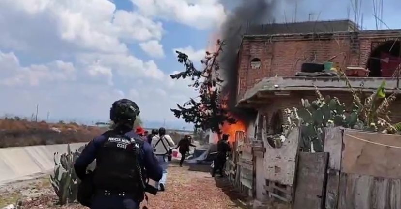 policias-rescatan-a-dos-adultos-y-un-joven-tras-registrarse-un-incendio-en-chimalhuacan