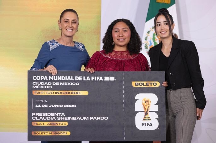 Sheinbaum obsequia el boleto 0001 del Mundial FIFA 2026 a una joven veracruzana