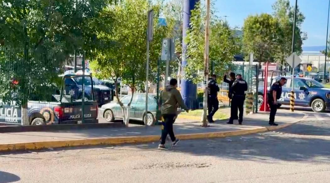 motorratones-asaltan-a-un-hombre-en-multiplaza-santin-huyen-pese-a-que-se-descompuso-su-vehiculo