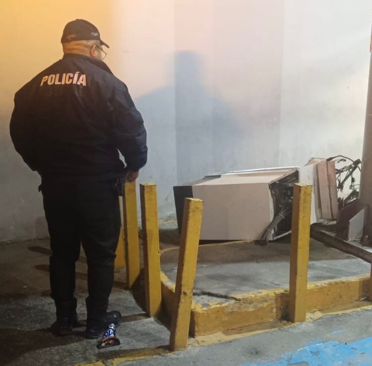 Falla asalto  a un cajero   automático  en Toluca;  criminales  logran huir