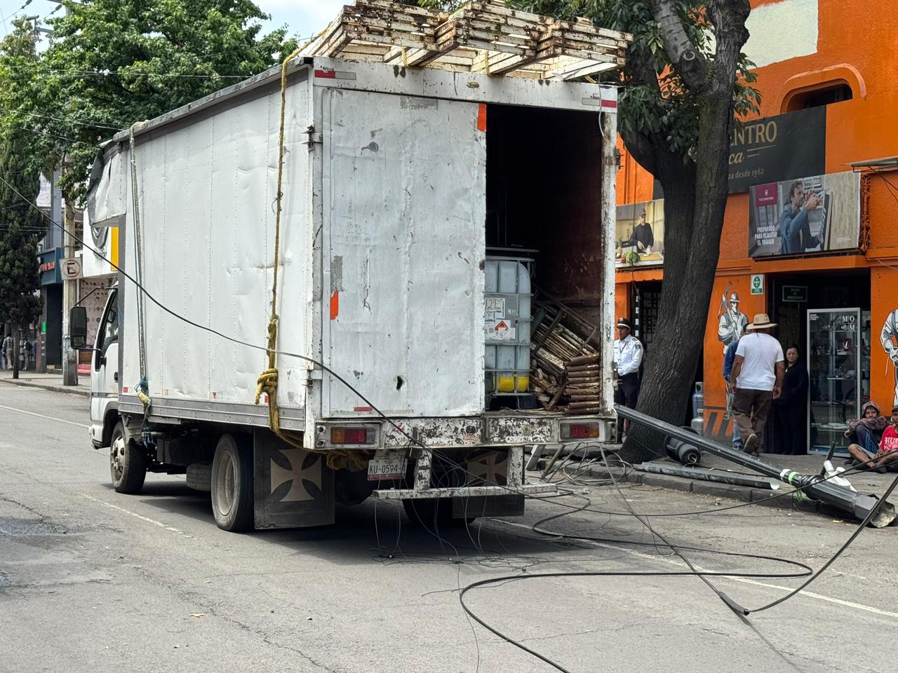 camioneta-derriba-poste-y-luminaria-en-el-centro-de-toluca