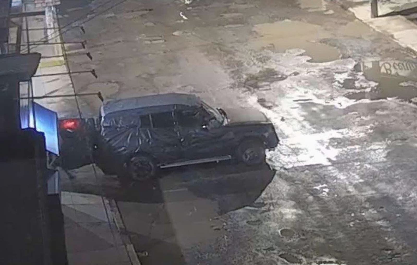 roban-cajero-de-banco-azteca-en-toluca-y-escapan-en-camioneta-cubierta-con-bolsas-negras