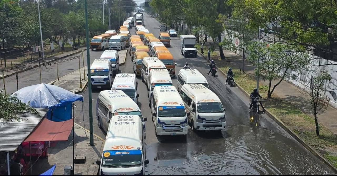 transportistas-protestan-vs-extorsiones-y-el-trolebus-smchalco-les-quita-el-pasaje-por-ser-mas-barato-y-eficiente